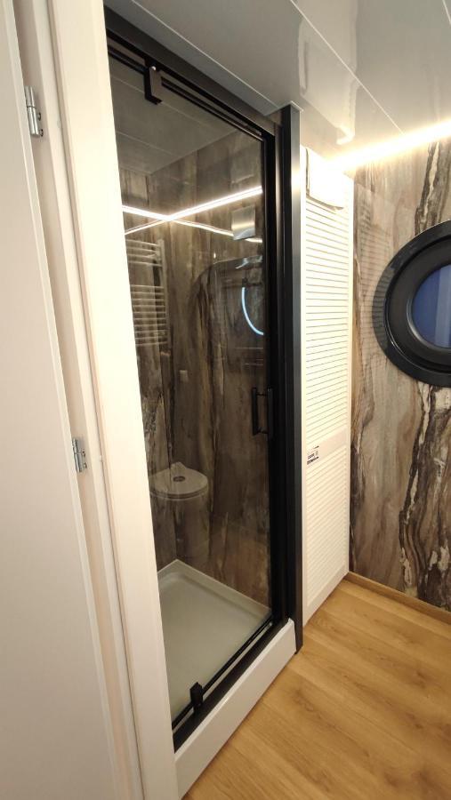 Houseboat Water King Apartament Plywajacy Dom Na Wodzie, 7 Os Вроцлав Экстерьер фото